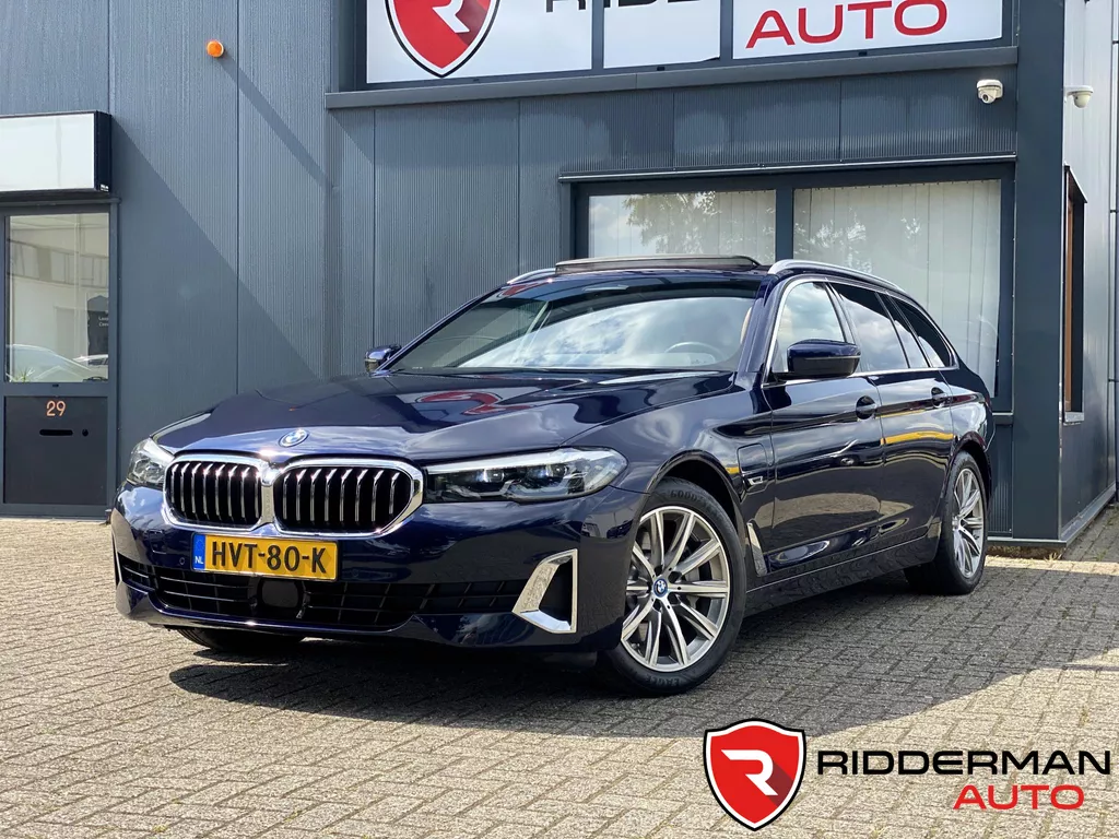 BMW 5-serie Touring 530e xDrive Luxury Line Panorama/Comfortstoelen/Adaptive/Massage